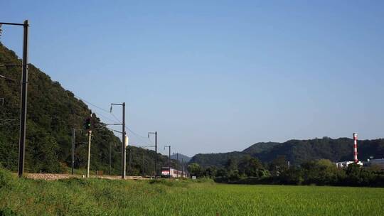 朝鲜火车在田野中行驶