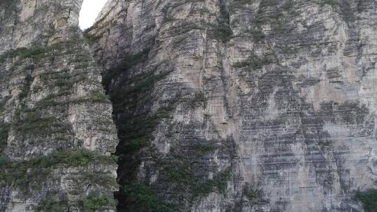 无人机航拍垂直青山绿水风景自然