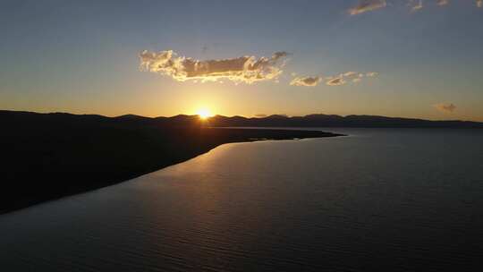 夕阳湖面晚霞