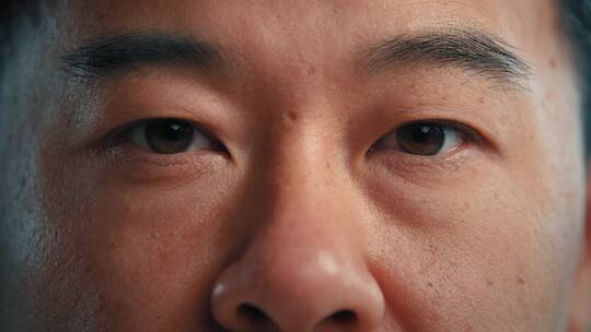 亚裔中年男士的眼部特写视频素材模板下载