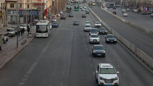 大连城市忙碌早高峰车流街道