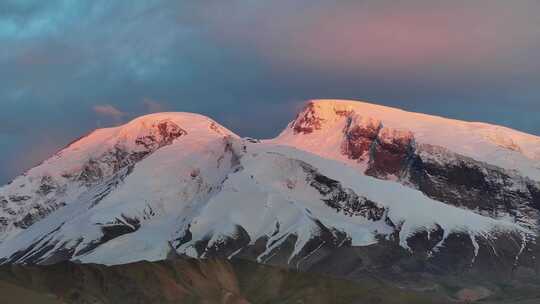 航拍帕米尔高原慕士塔格峰雪山日照金山风光