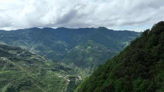 多云下的葱郁山林风景全景