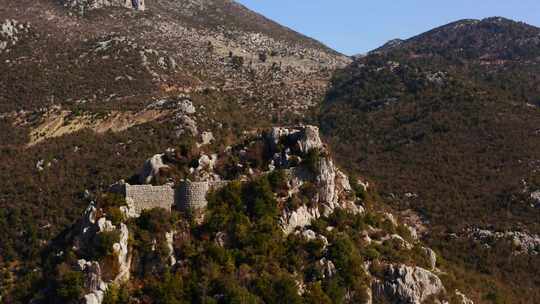 山顶城堡废墟的鸟瞰图。4K。