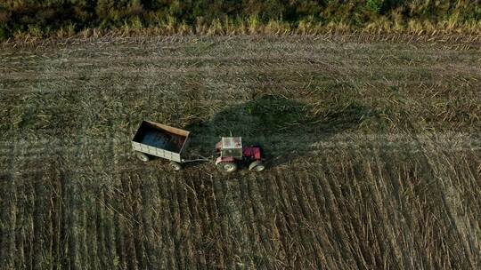 鸟瞰停有农机的农田视频素材模板下载
