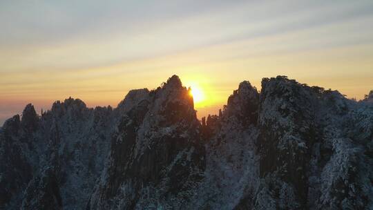 黄山始信峰雪景航拍日出逆光