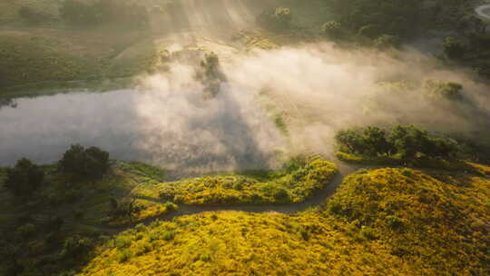 圣莫尼卡山脉山谷的湖面晨雾