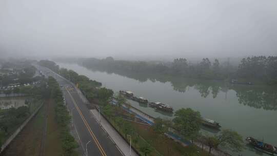 春天烟雨下的河流航拍