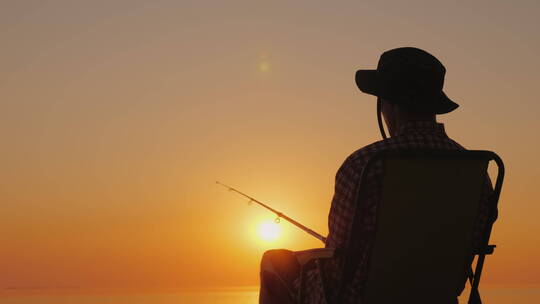 黄昏时分渔民在海边垂钓视频素材模板下载