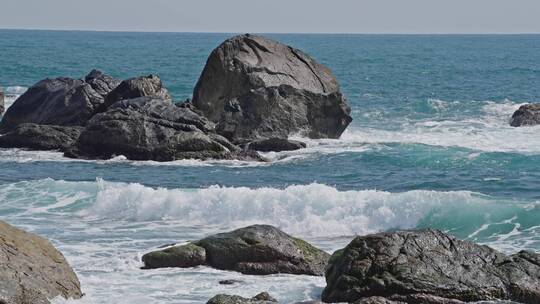 海浪慢镜头海浪拍打礁石