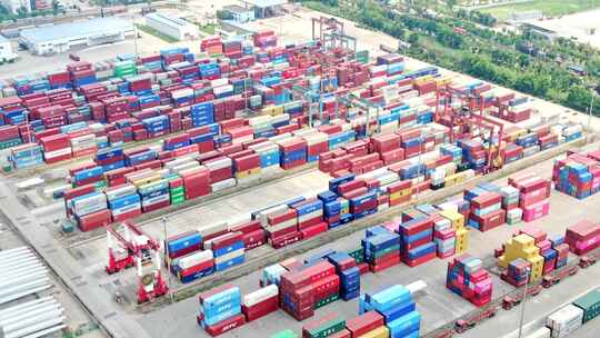 航拍长江物流码头港口轮船集装箱装卸货物