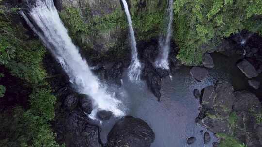凯恩斯的Tchupala瀑布，令人惊叹的