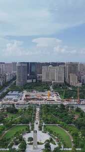竖屏航拍广东汕头城市绿化开放广场