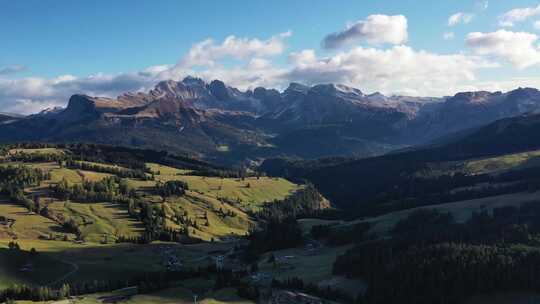 Alpe di Siusi，意大利白云石阿尔卑斯山。无人机的空中景观。视频素材模板下载