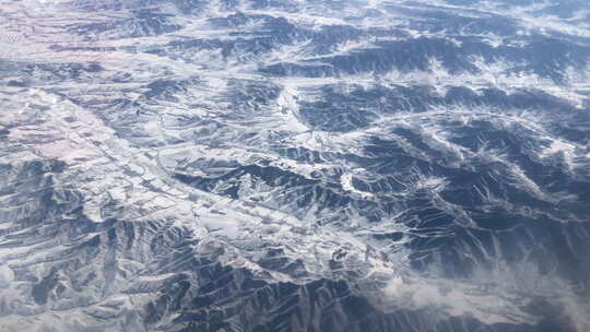 飞机跨越冰山 北方一片苍茫