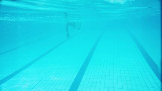 运动员在泳池里游泳水下拍摄