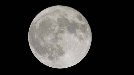 黑色背景中高分辨率月球缓慢升起视频素材模板下载