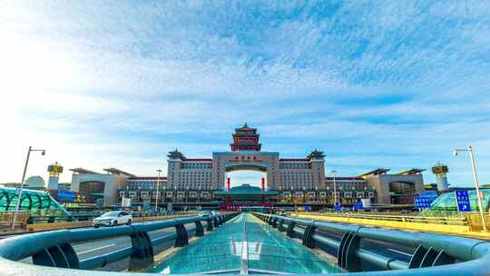 蓝天白云下的北京西站延时