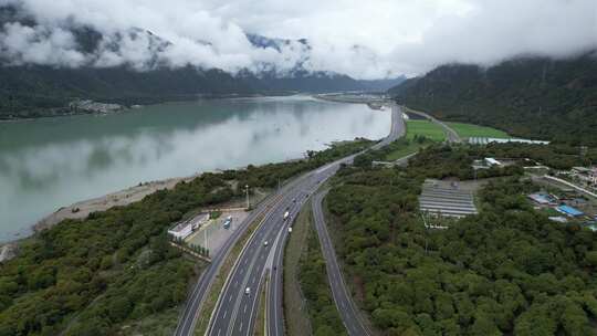 高速公路 湖泊 山脉 白云