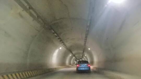汽车 穿越隧道  大山 隧道