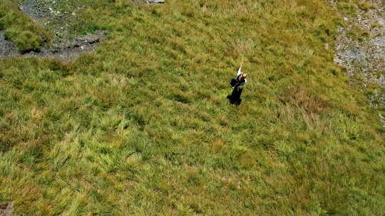 一个金发女孩在瑞士阿尔卑斯山徒步旅行的航拍