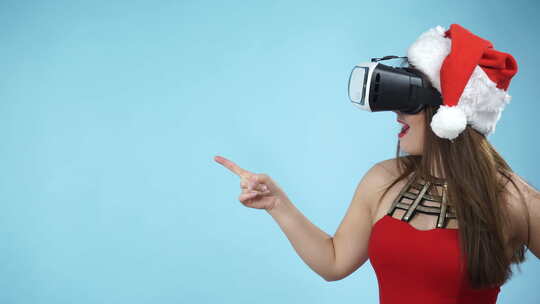 女孩在虚拟现实眼镜中观看3d电影之旅。视频素材模板下载