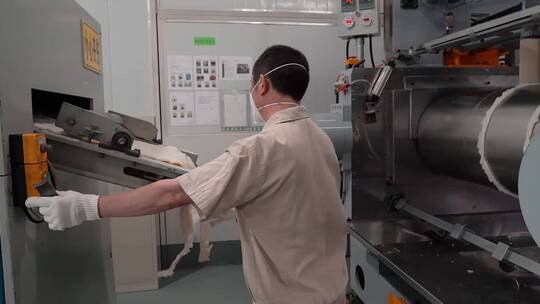橡胶工厂视频黄色橡胶挤压压平生产设备