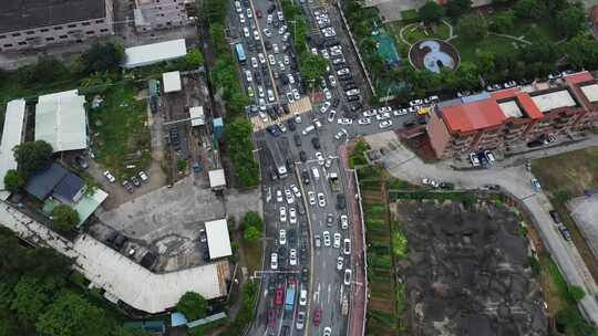 广东东莞：航拍星期五学校附近道路塞车现象