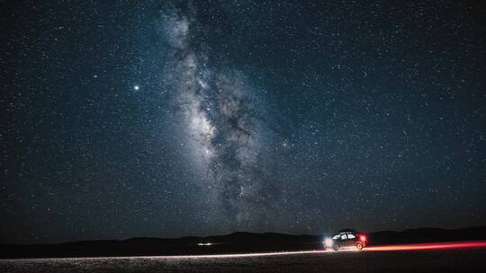 西藏阿里自驾旅游汽车夜晚星空银河风光延时视频素材模板下载