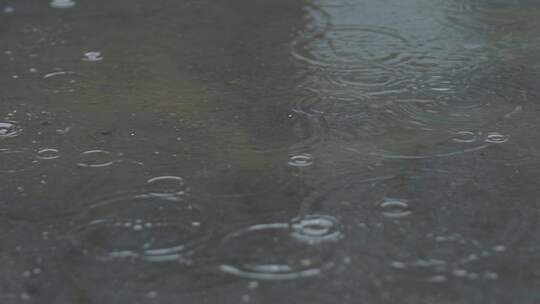 雨滴落在积水上 脚踩水