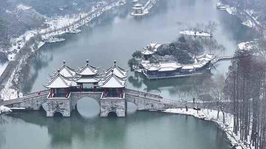 航拍瘦西湖景区园林大明寺观音山宋夹城雪景