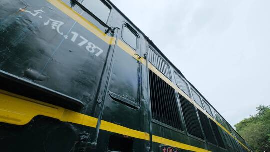 老式绿皮火车内燃机车视频素材模板下载
