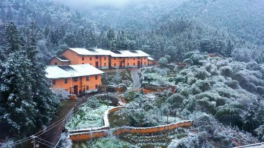 山谷中客家传统村落雪景