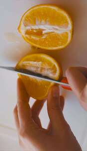 切开橙子，新鲜的水果