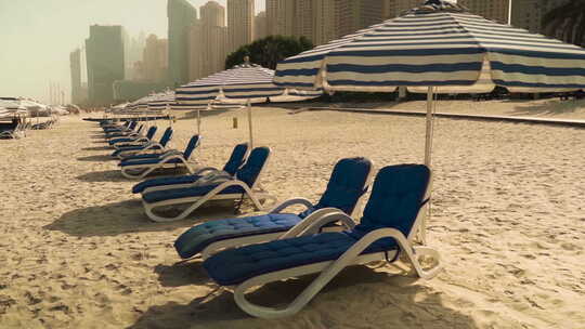 海滩上的阳光躺椅