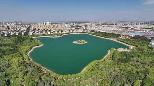 甘肃嘉峪关迎宾湖公园城市航拍风光