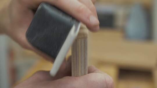 胶合板端部纹理上橡木单板条的手工打磨边缘视频素材模板下载