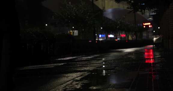 城市雨夜下雨骑车人行人下班路人空镜合集