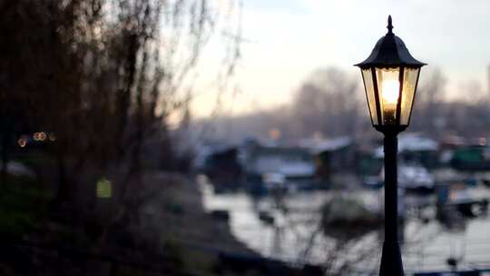 河岸边的老式路灯