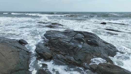 海浪拍打礁石