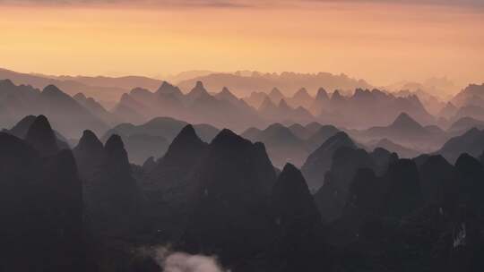 桂林山峰朝霞