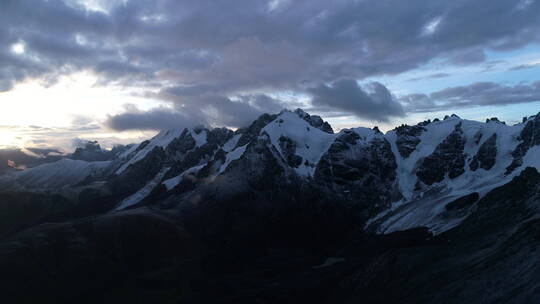 西藏雪山山脉