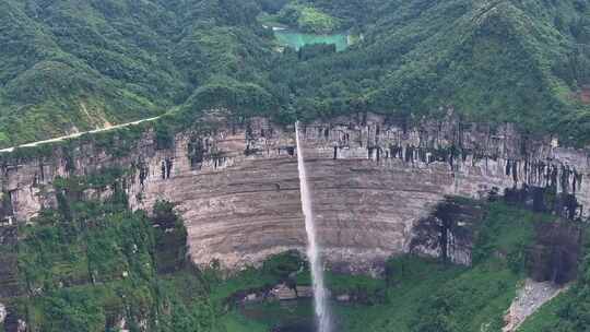 航拍美丽中国喀斯特地貌高山、森林、瀑布