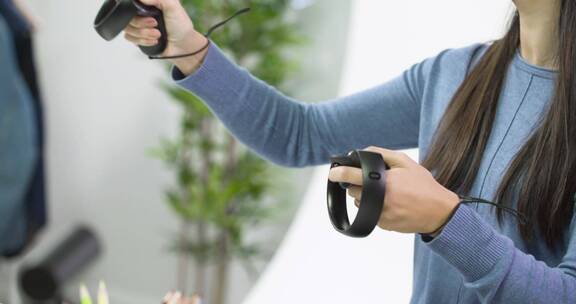 在VR游戏中使用手势的女人