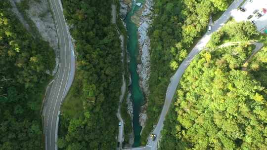 山谷，河流，道路，树木