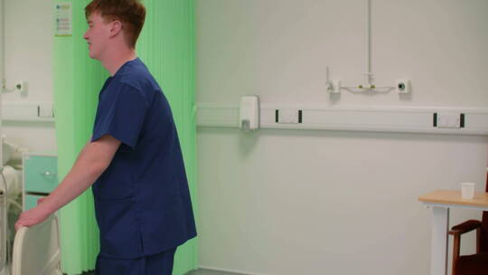 两名护士推着病床上的女病人进入病房视频素材模板下载