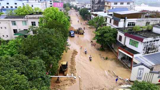 洪水冲击道路工程车修路