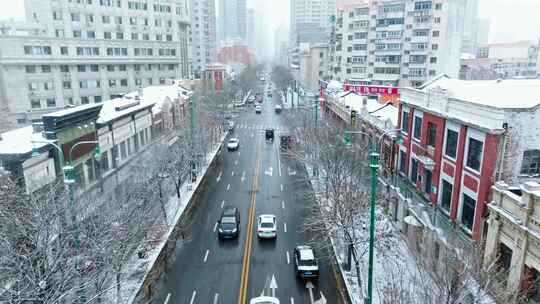 雪中街道航拍 沿街飞行长镜头 沈阳中山路