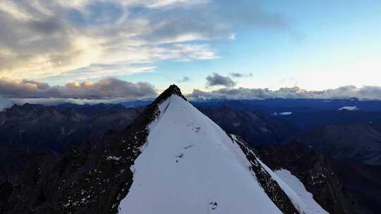 航拍川西贡嘎山卫峰乌库楚雪山风光