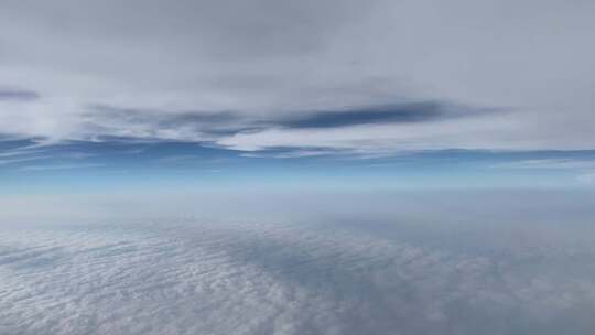 飞机上看到的双层云海